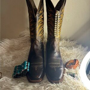 Sexy cowgirl Ariat Boots Style 10017383 Size 10B gently used.